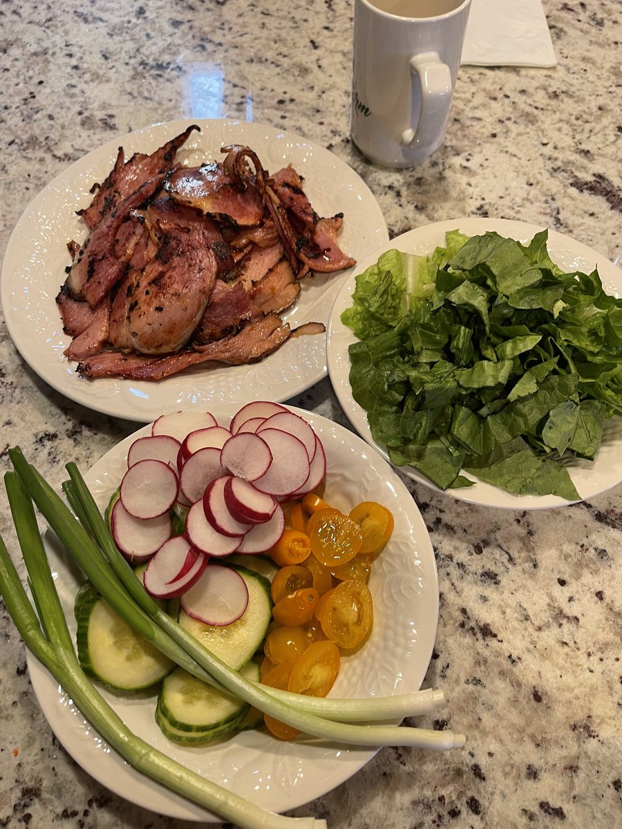 vartenin's tweet photo. Ham, radish, cherry tomatoes, cucumbers, green onions and lettuce in whole wheat wrap. #breakfast https://t.co/CjLD3XbFYd