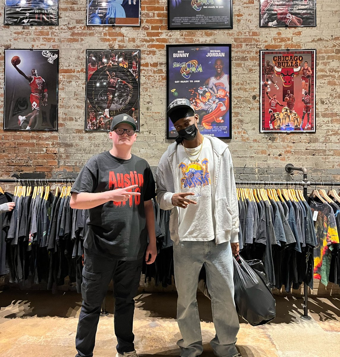 JUMPSHOTCLASSIC's tweet photo. @shaiglalex dropping a bag with your boys at jumpshotdtx! https://t.co/BLJCyy3Kk8