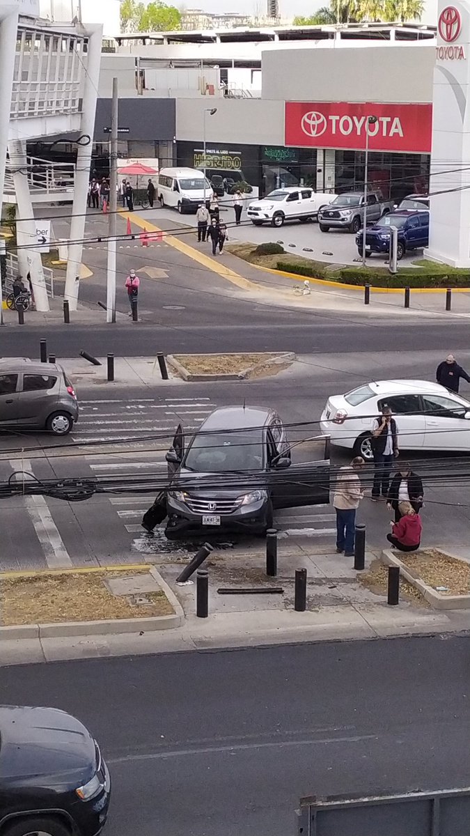 joanRAMSES's tweet photo. @Trafico_ZMG  choque de camioneta en López Mateos con rumbo a plaza del sol. https://t.co/m8Fnh5wHGA