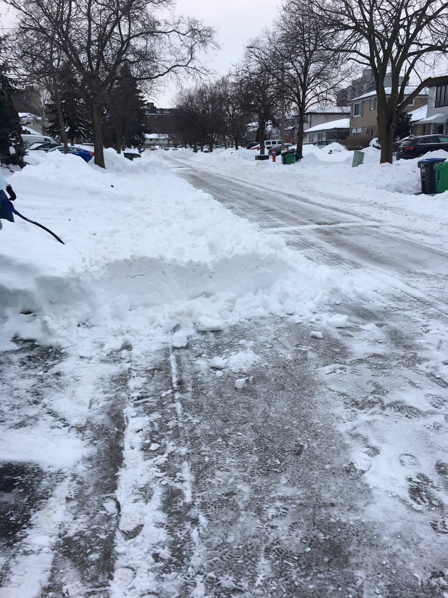vixx13's tweet photo. @MississaugaSnow So glad this is the focus now 🙄 I spent an hour shovelling half the road because the plow did half the street then the driver nodded at me while sanding instead of coming back around to plow the rest of the road. I guess all secondary streets are one ways now https://t.co/kSCBwOOUgG