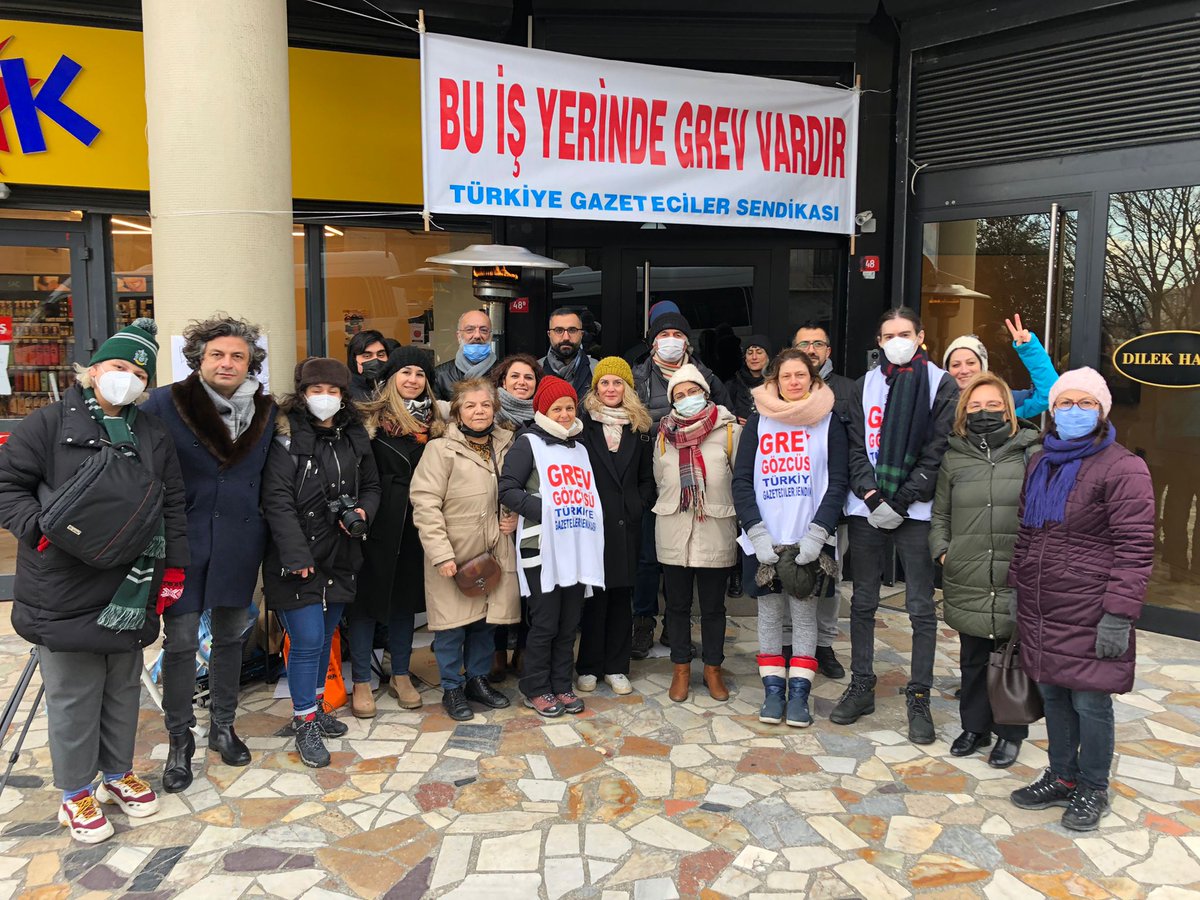 cskntkn_'s tweet photo. Bugün Ankaralı meslektaşlarımız grev alanını ziyaret ettiler. Bir saat bizle kalıp yeniden yola düştüler. Belki dönüşte saatlerce karla kaplı yolda bekleyecekler ama yine de geldiler. Bu destek unutulmaz. Büyüksünüz dostlar!
#BBCdeGrevVar
#SolidarityBBCTurkey
#BBCTurkeyStrike https://t.co/sxS3GQMyla