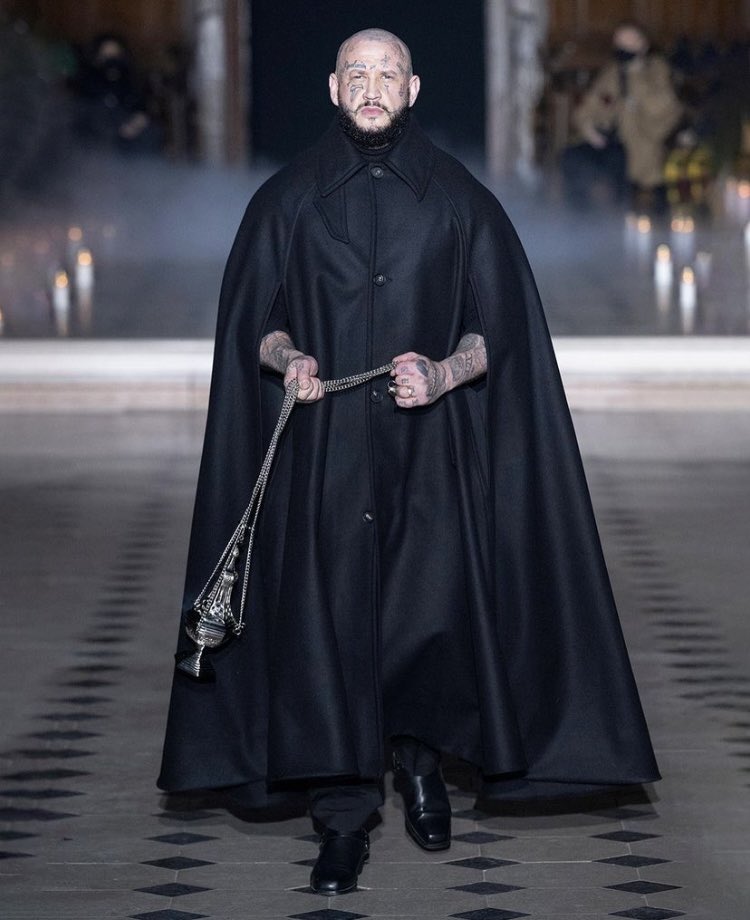 Kulturlesite_'s tweet photo. Seth Gueko qui défile en prêtre, à la Fashion Week de Paris. https://t.co/qfsQp2nRj3
