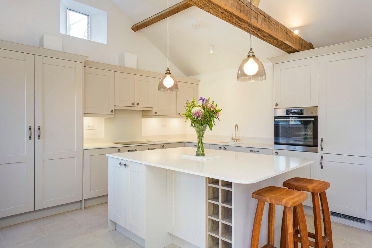 Hamptons_Cats's tweet photo. ⭐️TWO NEW INSTRUCTION!⭐️

2 stunning barn conversions in Banstead available at £2,150pcm. Available Now and in March, these beautiful 2 bedroom barns are recently renovated and finished to a high standard throughout! 

☎️01883 597000 to arrange a viewing https://t.co/7QBgDjMTVW