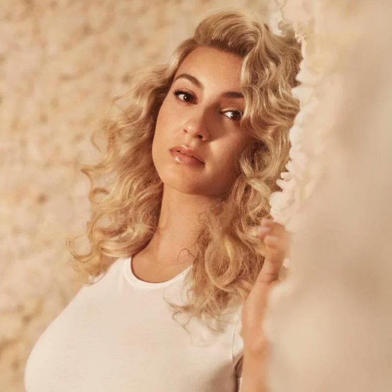 RT @icarusdrews: can sing? or can't sing? Tori Kelly https://t.co/o9fc36tWmt