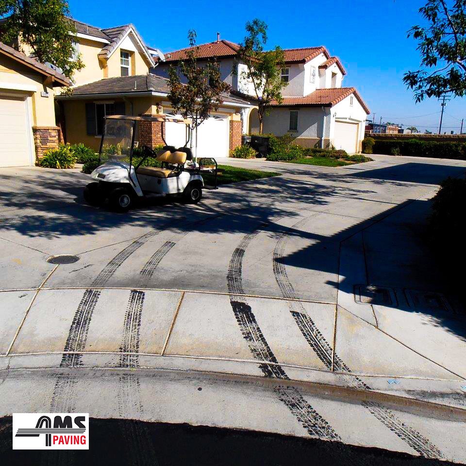 AMSPaving's tweet photo. 🤦♀️ C’mon, man! Don’t drive through fresh seal! It’s a pain getting seal off concrete - try removing it from your paint job & tires 😬 Respect the signs 🚫 & blockades 🚧 we use to prevent this from happening accidentally✌️
#asphalt #sealcoat #construction #constructionproblems https://t.co/NwccsHyBgR
