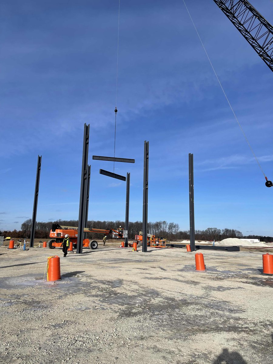 Coopersteelusa's tweet photo. We’re just getting started! First-week hanging steel on this 14,698-ton project. 🏗
#BuildStrongStandStrong https://t.co/nEEBaZYaaN