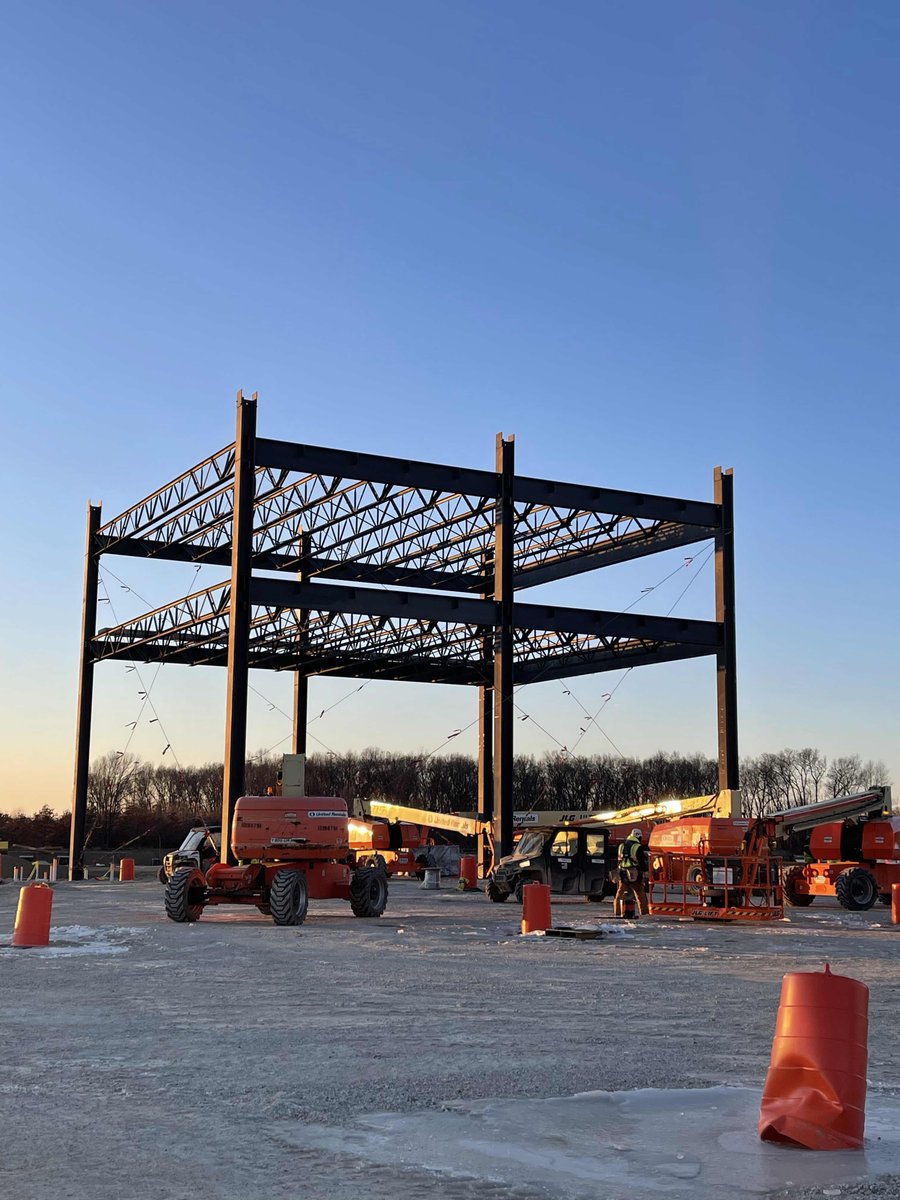Coopersteelusa's tweet photo. We’re just getting started! First-week hanging steel on this 14,698-ton project. 🏗
#BuildStrongStandStrong https://t.co/nEEBaZYaaN