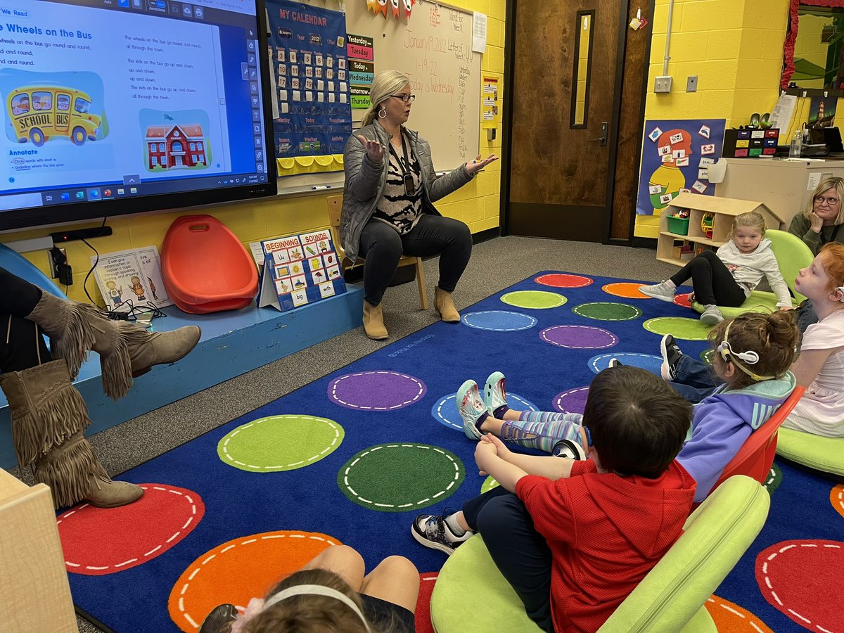 m_wolfenbarger's tweet photo. Teachers join learning walks at WTSD today to identify, label & praise each other’s high quality instructional practices. Love that I always get to learn here, too! Do you know the sign for ‘snow’?! ❄️ #itiswinter #leadlearners @NIETteach https://t.co/m7eDiVvxKk
