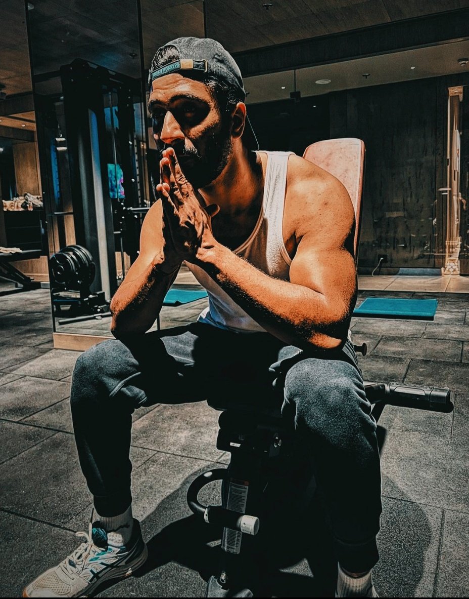 OfficialAayushi's tweet photo. Have some mercy man @vickykaushal09 https://t.co/FOf8rFGeLG