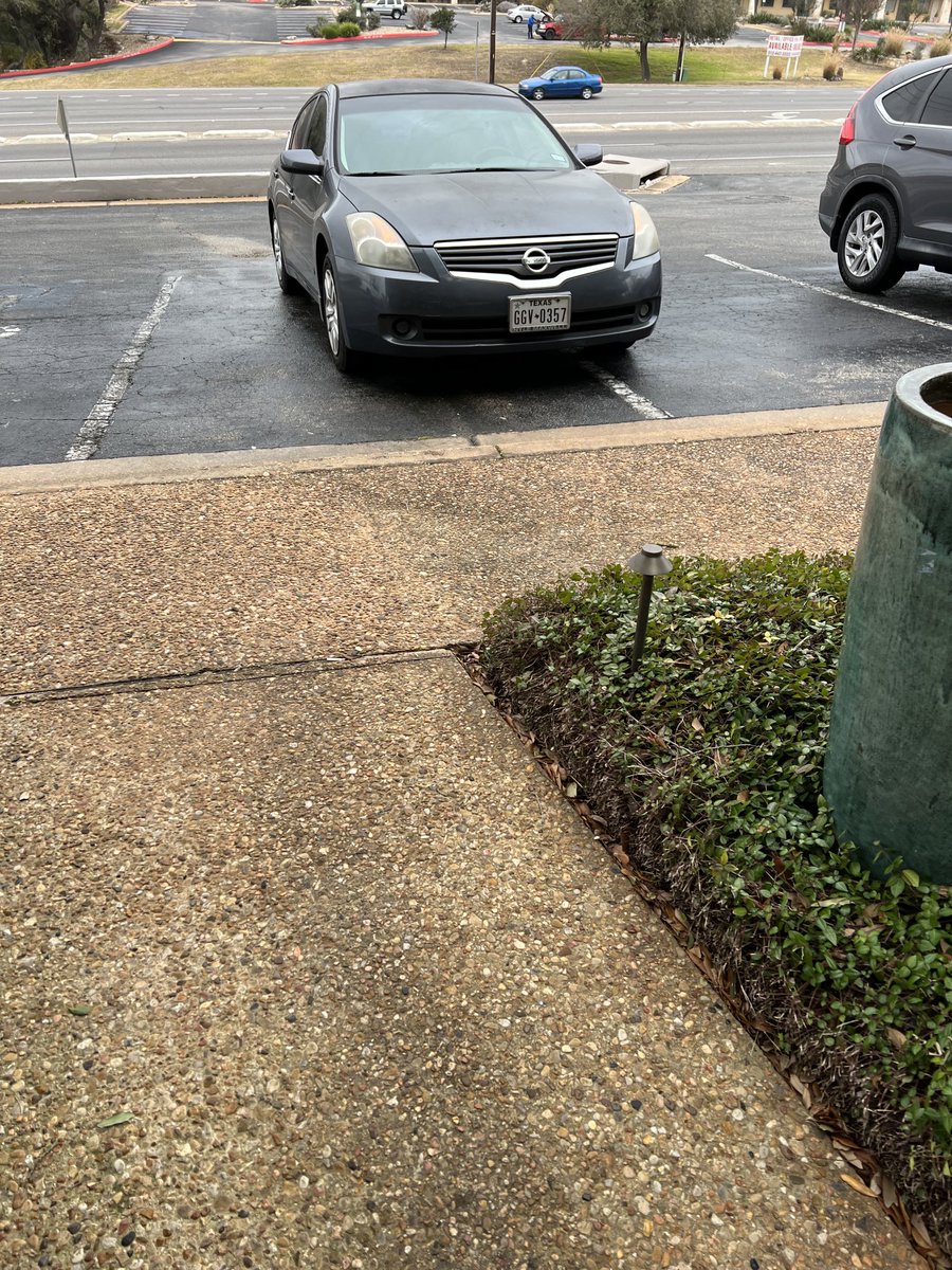 ryan_ernst's tweet photo. #profilesinparkingexcellence   Four attempts plus a change in spots before she called it good. https://t.co/xnsoW2za2i