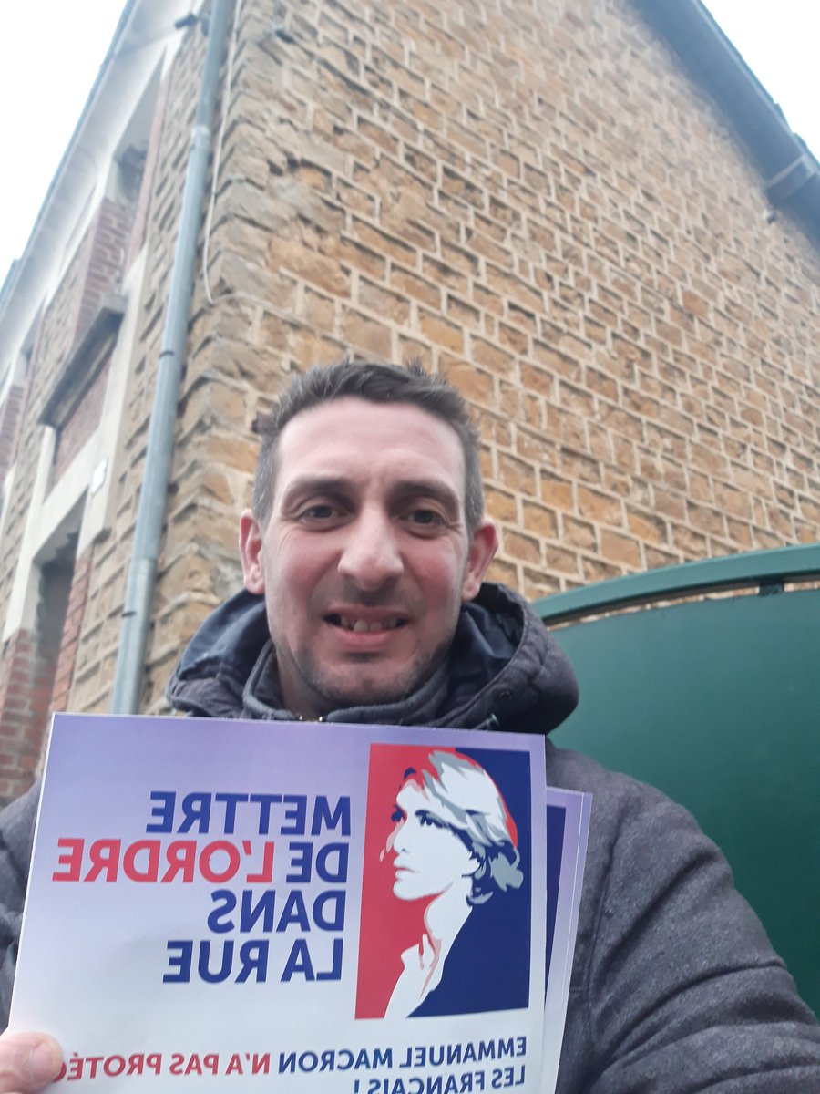 AkliCedric's tweet photo. Distribution et collage dans le quartier de St Julien , merci à mon équipe  de la 2ème Circonscription des Ardennes #LR08 , #Pecresse2022 https://t.co/rCUqzSLIG4