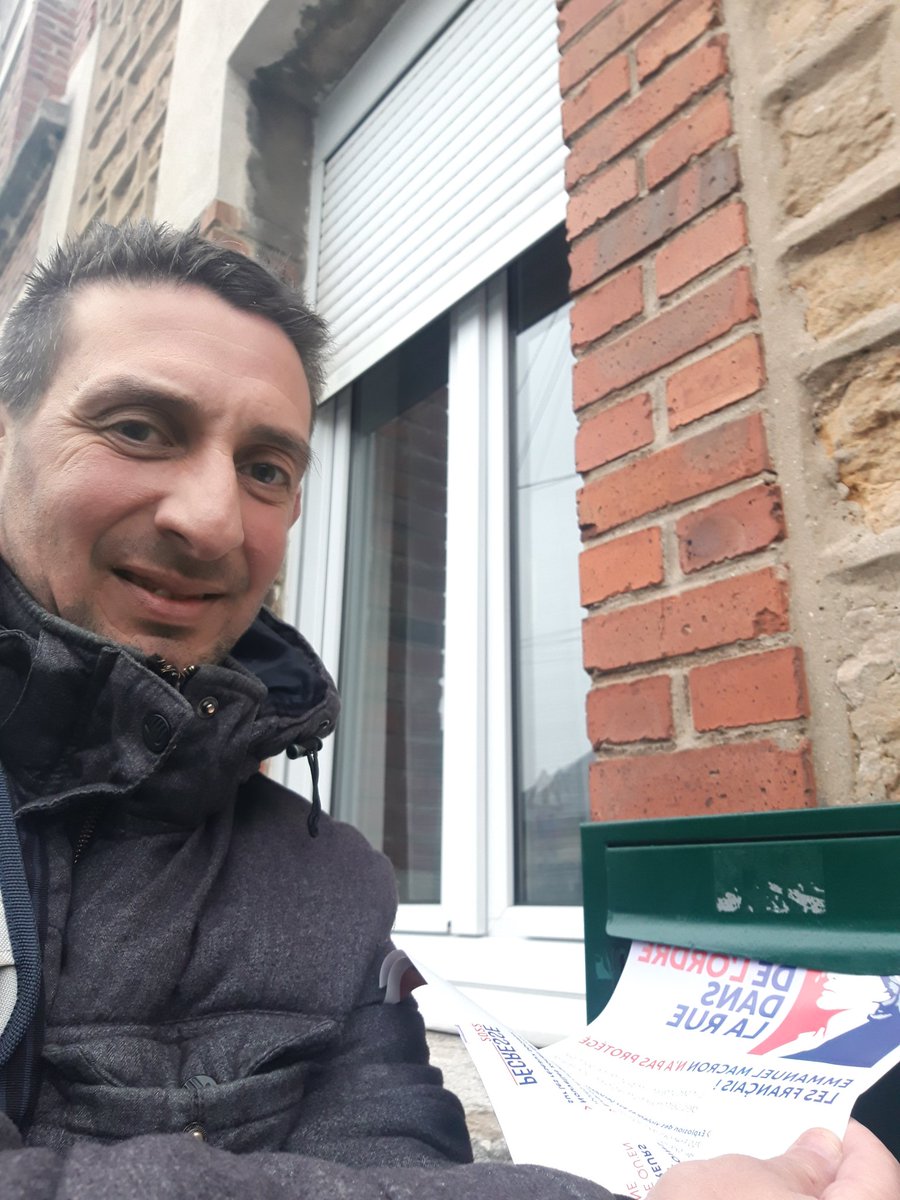 AkliCedric's tweet photo. Distribution et collage dans le quartier de St Julien , merci à mon équipe  de la 2ème Circonscription des Ardennes #LR08 , #Pecresse2022 https://t.co/rCUqzSLIG4