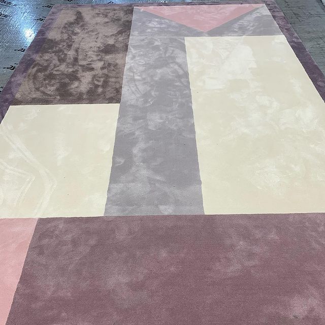 📸 Unquestionably bold, this bespoke, 100% NuSilk™ rug uses a combination of contemporary colours and abstract shapes to instantly draw the eye. 

👉 For samples or quotes, send us a DM or click the link below:

ow.ly/5rp050Hy5vo