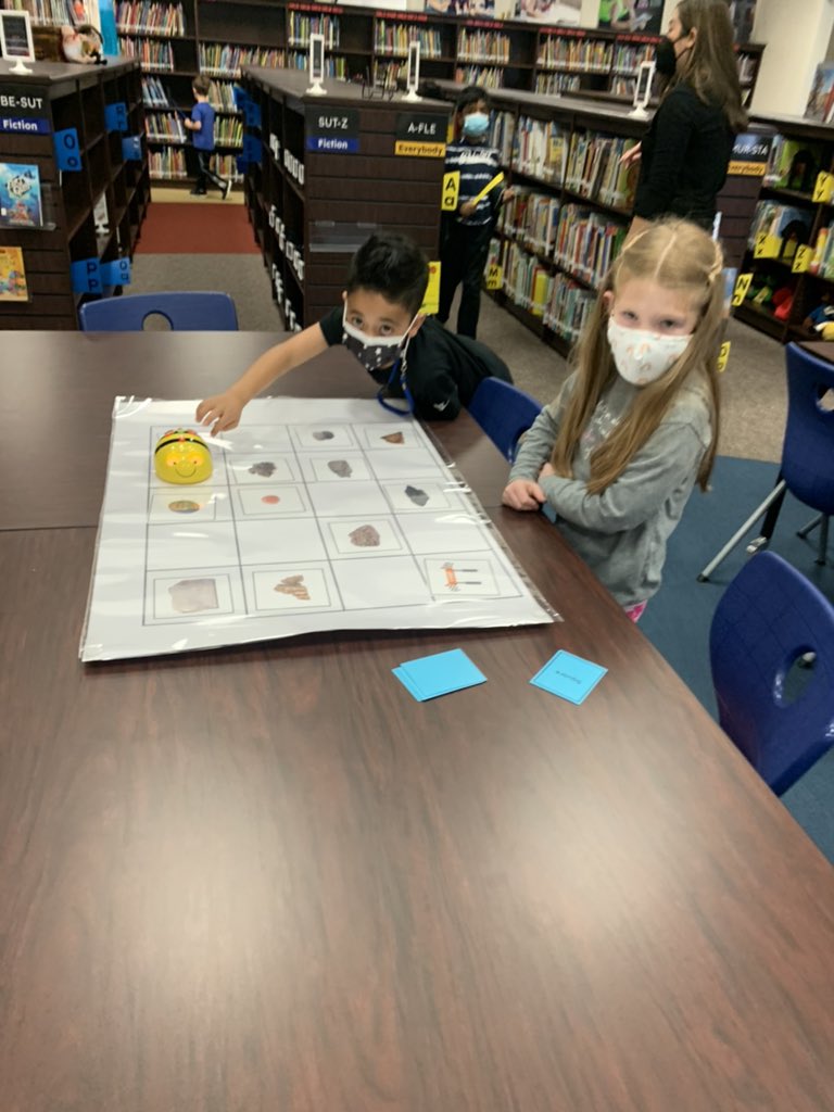 DawnRoth77's tweet image. @BeebotCo coding rock properties with beebots! 🪨 🐝 @HospElementary @PrincipalElse @Hosp_Library #kindervibes