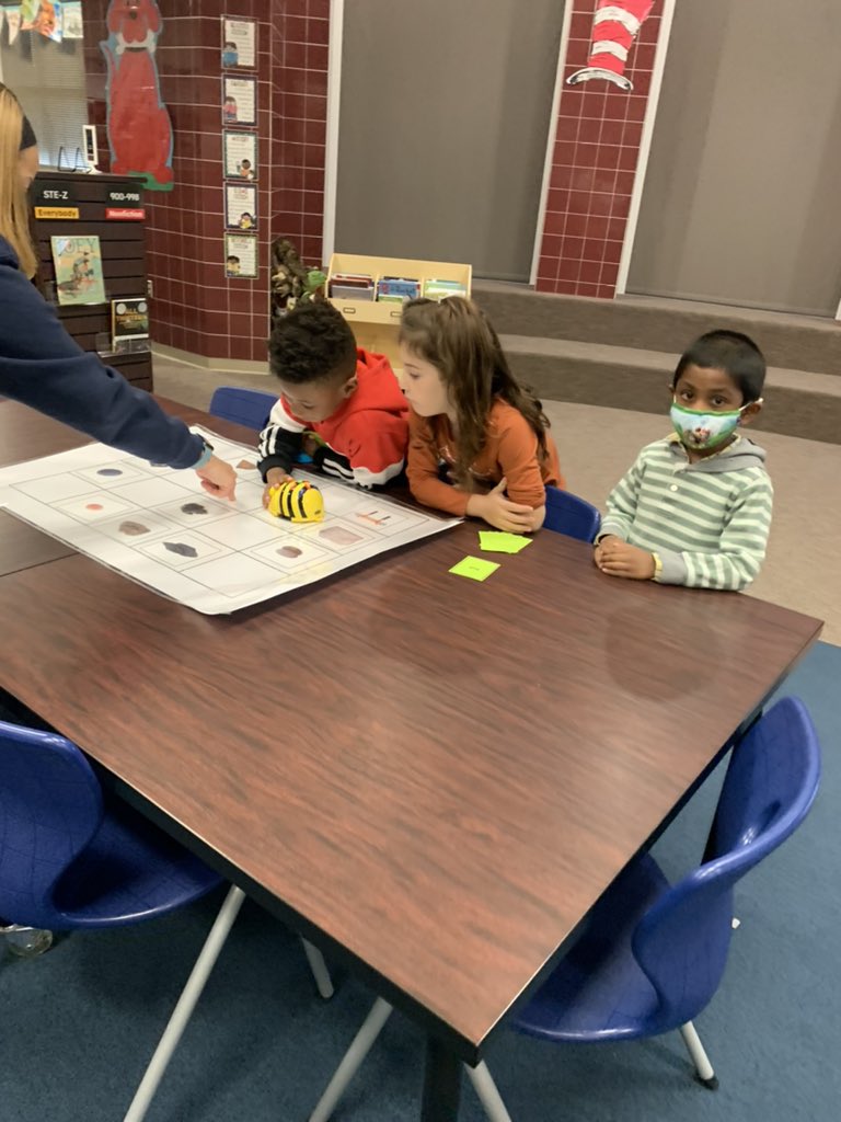 DawnRoth77's tweet image. @BeebotCo coding rock properties with beebots! 🪨 🐝 @HospElementary @PrincipalElse @Hosp_Library #kindervibes