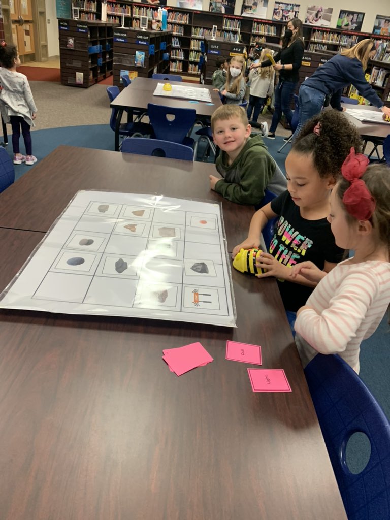 DawnRoth77's tweet image. @BeebotCo coding rock properties with beebots! 🪨 🐝 @HospElementary @PrincipalElse @Hosp_Library #kindervibes