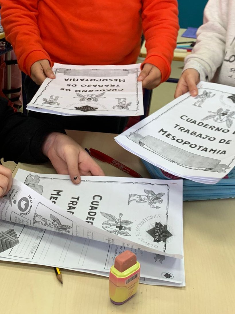 ministericosd4c's tweet photo. Esta tarde venimos a enseñaros un poquito más nuestra manera de trabajar. Aquí tenéis el proceso: desde que nuestras patrullas recogen la información, redactan el Tweet, colocan las pistas bajo la puerta y cómo organizamos nuestro rincón de trabajo. #cuartoc #salvandolahistoria https://t.co/SeN09D3z63