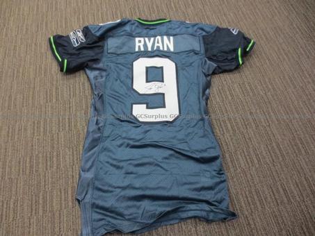 GCSurplus_PSPC's tweet photo. 📣 Attention #NFL fans and collectors! 🏈
#GCSurplus has a #JonRyan #SeattleSeahawks jersey and autographed football for auction! Bid now before it’s too late ➡️ https://t.co/uMJZ8LjcAX https://t.co/KcDJbUFEo8