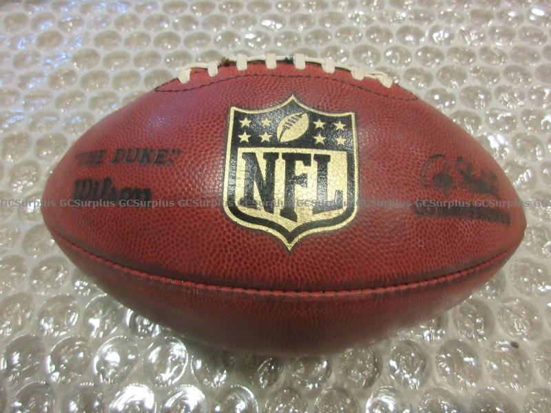 GCSurplus_PSPC's tweet photo. 📣 Attention #NFL fans and collectors! 🏈
#GCSurplus has a #JonRyan #SeattleSeahawks jersey and autographed football for auction! Bid now before it’s too late ➡️ https://t.co/uMJZ8LjcAX https://t.co/KcDJbUFEo8