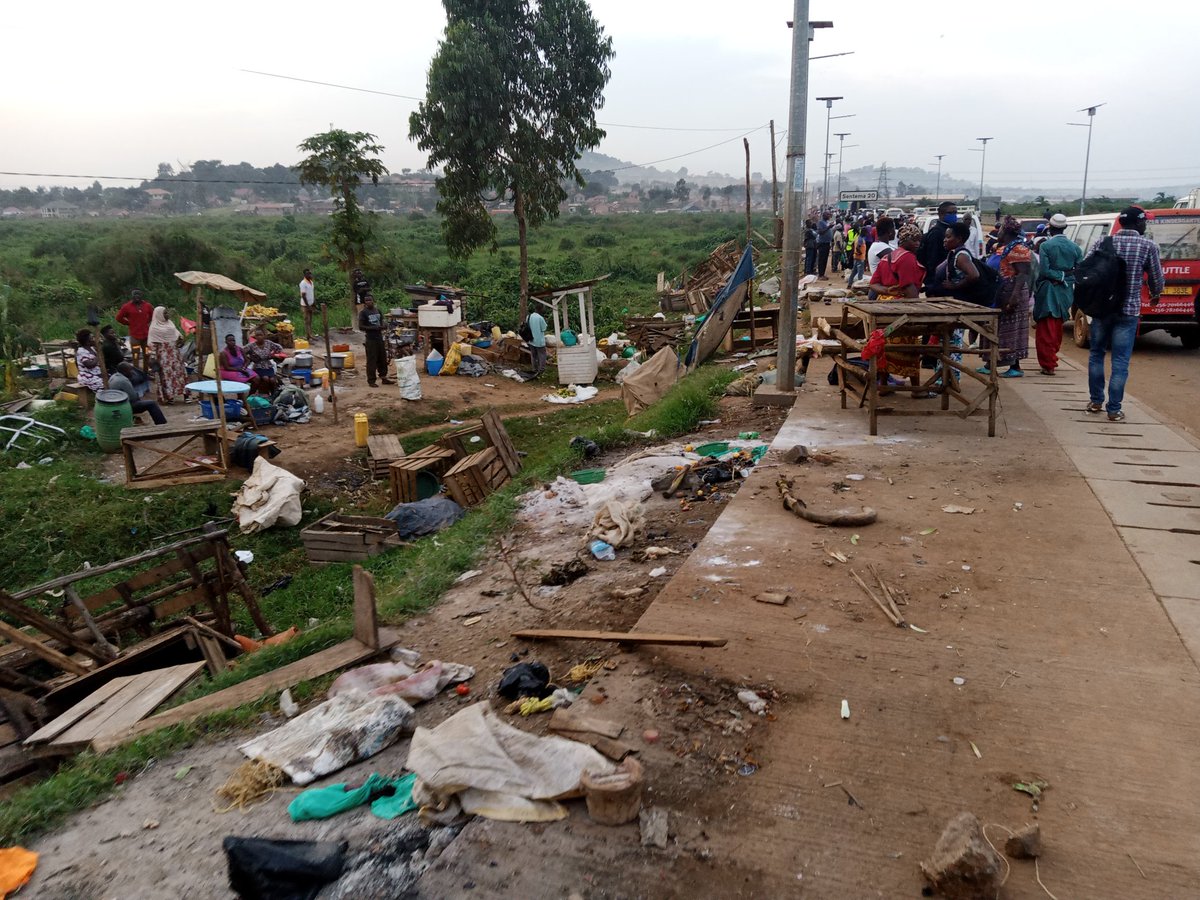 OneMoreSource1's tweet photo. #Hapening now:KCCA enforcement team are chasing away hawkers who have been selling along Ssentema road near Masanafu northern bypass. Their goods have been destroyed. https://t.co/nvaP5pkK62