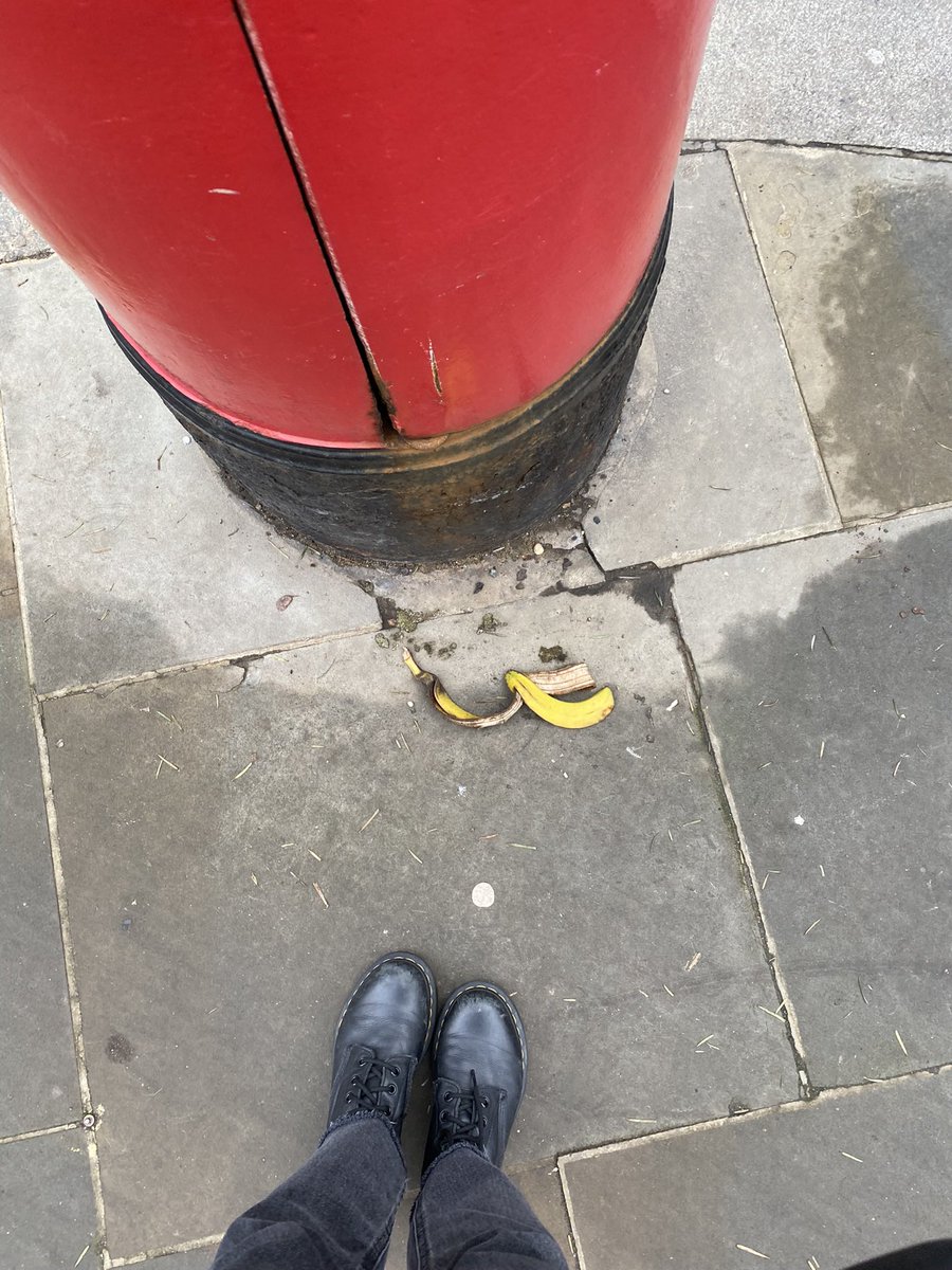 abbyypedersen's tweet photo. Banana girl does not like 😡 2.7/10 https://t.co/lHWfvxRznr