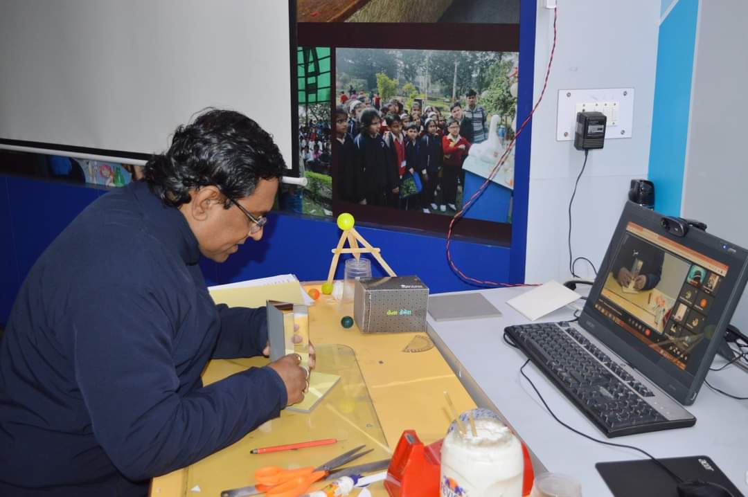 ncsmgoi's tweet photo. Online workshop on 'Science Toy Making' was organized by the Innovation hub of @rsc_lucknow a unit of @ncsmgoi @MinOfCultureGoI @kishanreddybjp @arjunrammeghwal @M_Lekhi @secycultureGOI @rohitksingh @LilyPandeya @iabhinarang
  
#AmritMahotsav #Sciencetoy https://t.co/3kTwTt7Lc4
