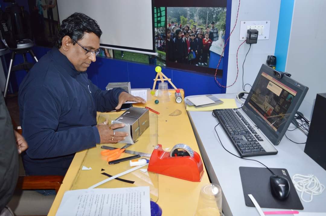 ncsmgoi's tweet photo. Online workshop on 'Science Toy Making' was organized by the Innovation hub of @rsc_lucknow a unit of @ncsmgoi @MinOfCultureGoI @kishanreddybjp @arjunrammeghwal @M_Lekhi @secycultureGOI @rohitksingh @LilyPandeya @iabhinarang
  
#AmritMahotsav #Sciencetoy https://t.co/3kTwTt7Lc4
