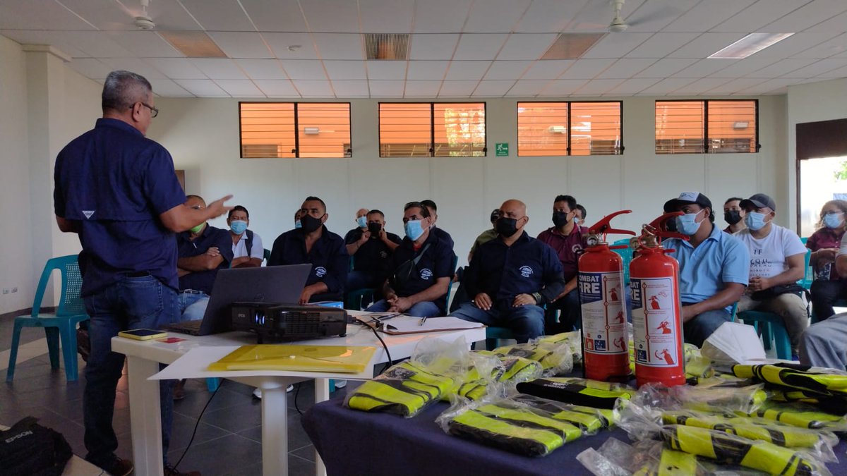VMTElSalvador's tweet photo. En estas capacitaciones brindamos temas sobre manejo del estrés, conducción a la defensiva, Ley FONAT y marco legal de tránsito vigente, a fin de reforzar los conocimientos de los motoristas del transporte colectivo.

#RespetarEsAvanzar https://t.co/PcaGqtdyog