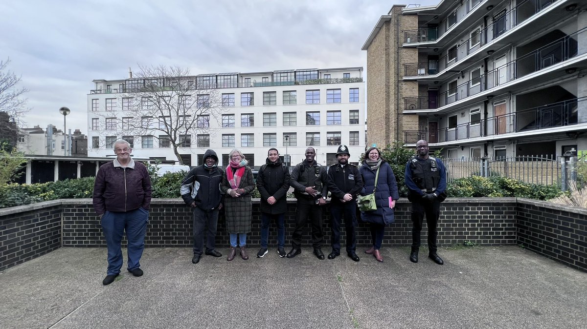 MPSRegentsPark's tweet image. Positive Action Initiative - Community Weapon Sweep - Three Fields Estate NW1.
Today, local safer neighbourhood officers met with local residents, council members and residents to conduct a weapons sweep of their estate and promote ways to contract authorities to report ASB.