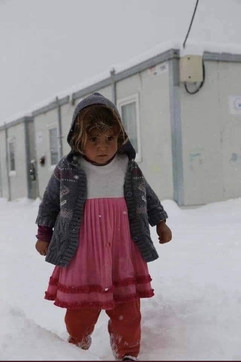 yusraylmz_'s tweet image. Ne zaman kar yağsa, yoksulları,
evsiz barksızları, açları, bu karda 
kıyamette üşüyenleri düşünürüm.🥺!. #AzizNesin