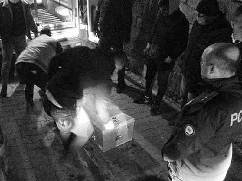 Mahmut Çetindağ (56) Şanlıurfa’da, yalnız yaşadığı evine gelen Suriye uyruklu arkadaşı ile henüz bilinmeyen bir nedenle aralarında çıkan tartışmada, kablo ile boğularak öldürüldü.
olumhaberi.com/mahmut-cetinda… #sanliurfa #urfa #cinayet #mahmutcetindag