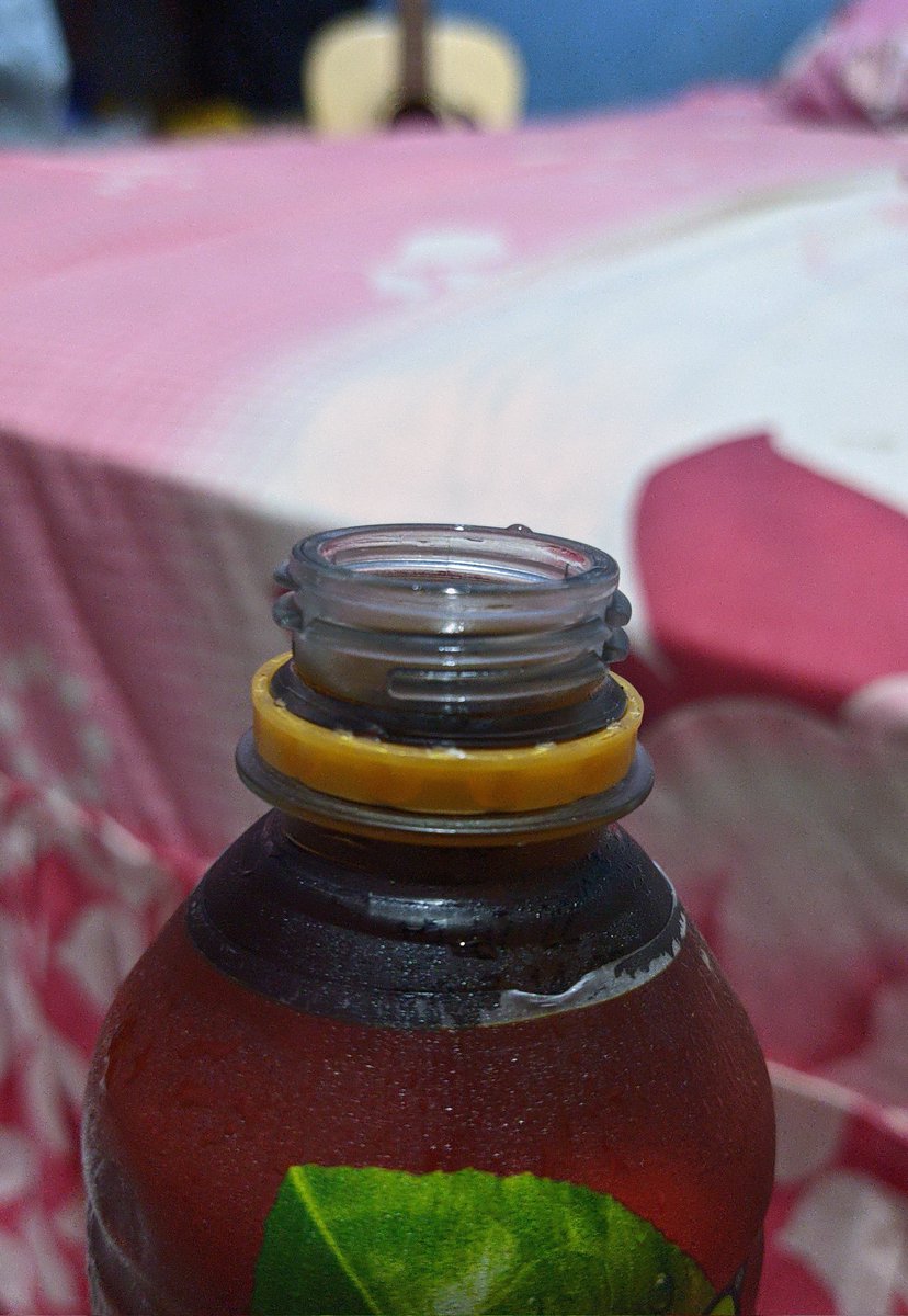 bukak tutupnya susah banget, pas kebuka baru sadar kalau isi tehnya full melibihi batas normal, mayan bonus 🤣