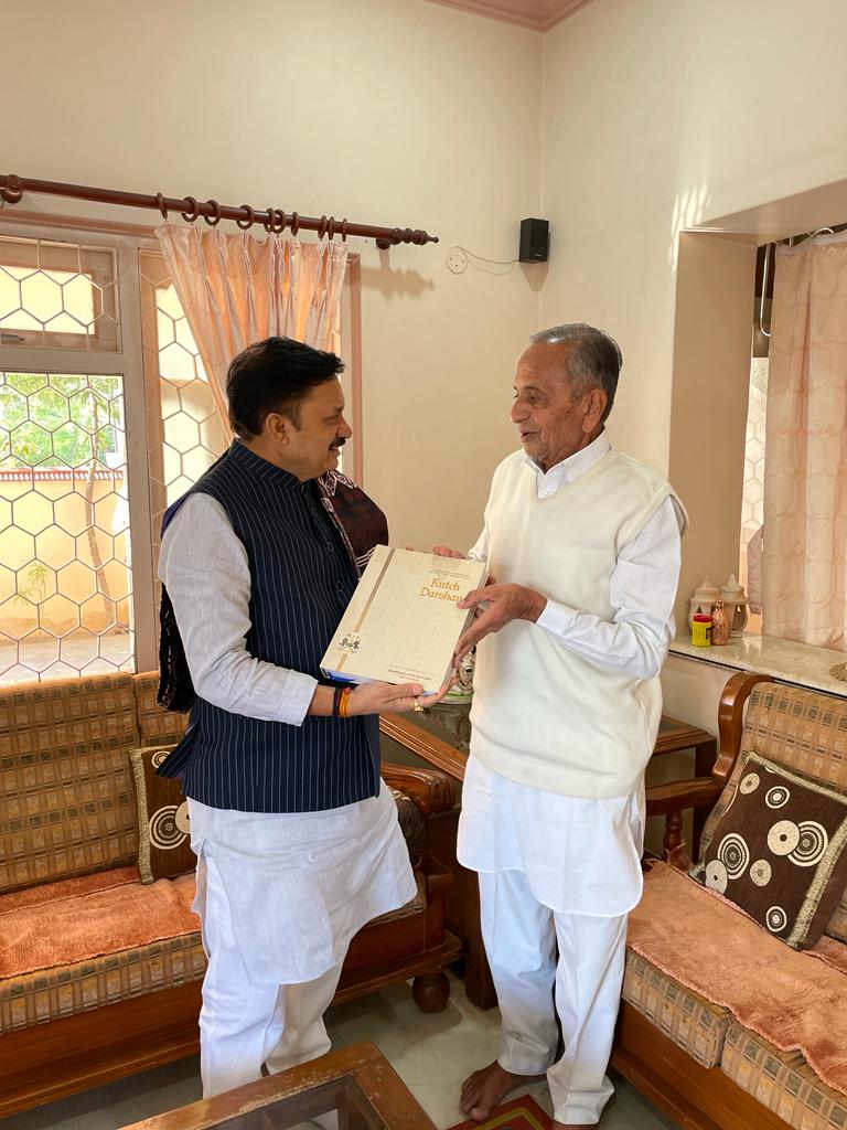 devusinh's tweet photo. વરિષ્ઠ પૂર્વ સાંસદ શ્રી પુષ્પદાન ભાઈ ગઢવી પાસે કચ્છની સાંસ્કૃતિક ધરોહરની કાળજી નું માર્ગદર્શન મળ્યું અને શ્રી શંભુદાનભાઇ ગઢવી ના કાવ્યો ના અંગ્રેજી અનુવાદ આશીર્વાદ રૂપે મળ્યા https://t.co/c1VfzO8TQr