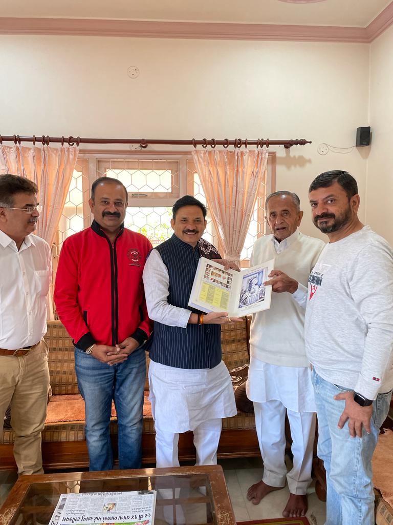devusinh's tweet photo. વરિષ્ઠ પૂર્વ સાંસદ શ્રી પુષ્પદાન ભાઈ ગઢવી પાસે કચ્છની સાંસ્કૃતિક ધરોહરની કાળજી નું માર્ગદર્શન મળ્યું અને શ્રી શંભુદાનભાઇ ગઢવી ના કાવ્યો ના અંગ્રેજી અનુવાદ આશીર્વાદ રૂપે મળ્યા https://t.co/c1VfzO8TQr