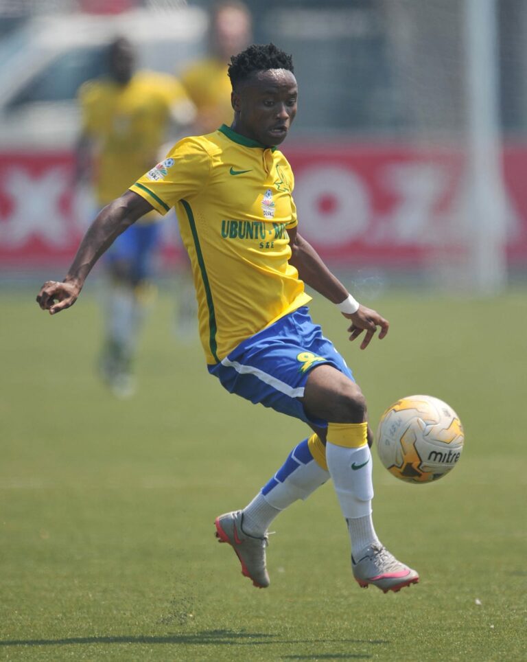 _Toni_Bubbles's tweet photo. #FindKhaya 
@OfficialPSL @Masandawana @TSGALAXYFC @eNCA @SABCNews 
News broke earlier today that PSL soccer player Khayelihle Shozi is missing. Please share and keep an eye out. He's said to be mentally unfit. 🕯#FindKhaya https://t.co/t3x0YD8Qud
