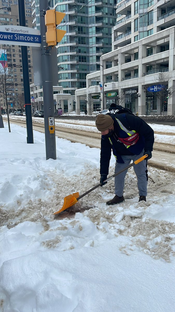 dorsa_alzd's tweet image. Clearing out pedestrian crossings one at a time #AtTheWaterfront with our eager helper Amir from our Clean Streets Team. Hoping to make a better pedestrian experience even during the cold winters ❄️🌨