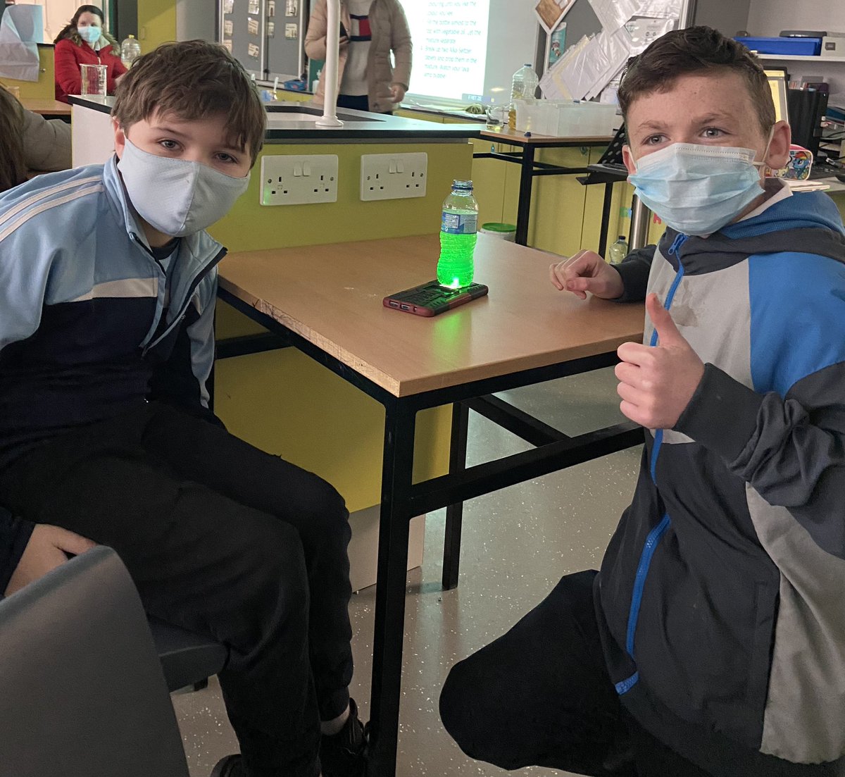 A great turnout for our 1st Year #ScienceClub today at <a href="/AMCHALETUAM/">Archbishop McHale College</a> Pupils really enjoyed making lava lamps! 🤩👏🏻🧪