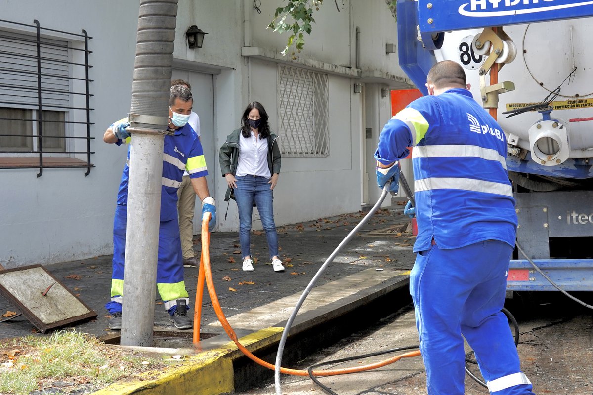 soledadmartinez's tweet photo. En @vivamosvl todos los días trabajamos en el mantenimiento y limpieza de toda la red pluvial. 
Tarea esencial para que el agua drene y no se tapen los sumideros durante las tormentas o lluvias intensas.

Seguimos trabajando para llevarle soluciones y tranquilidad a los vecinos. https://t.co/1HTVd7zfZt
