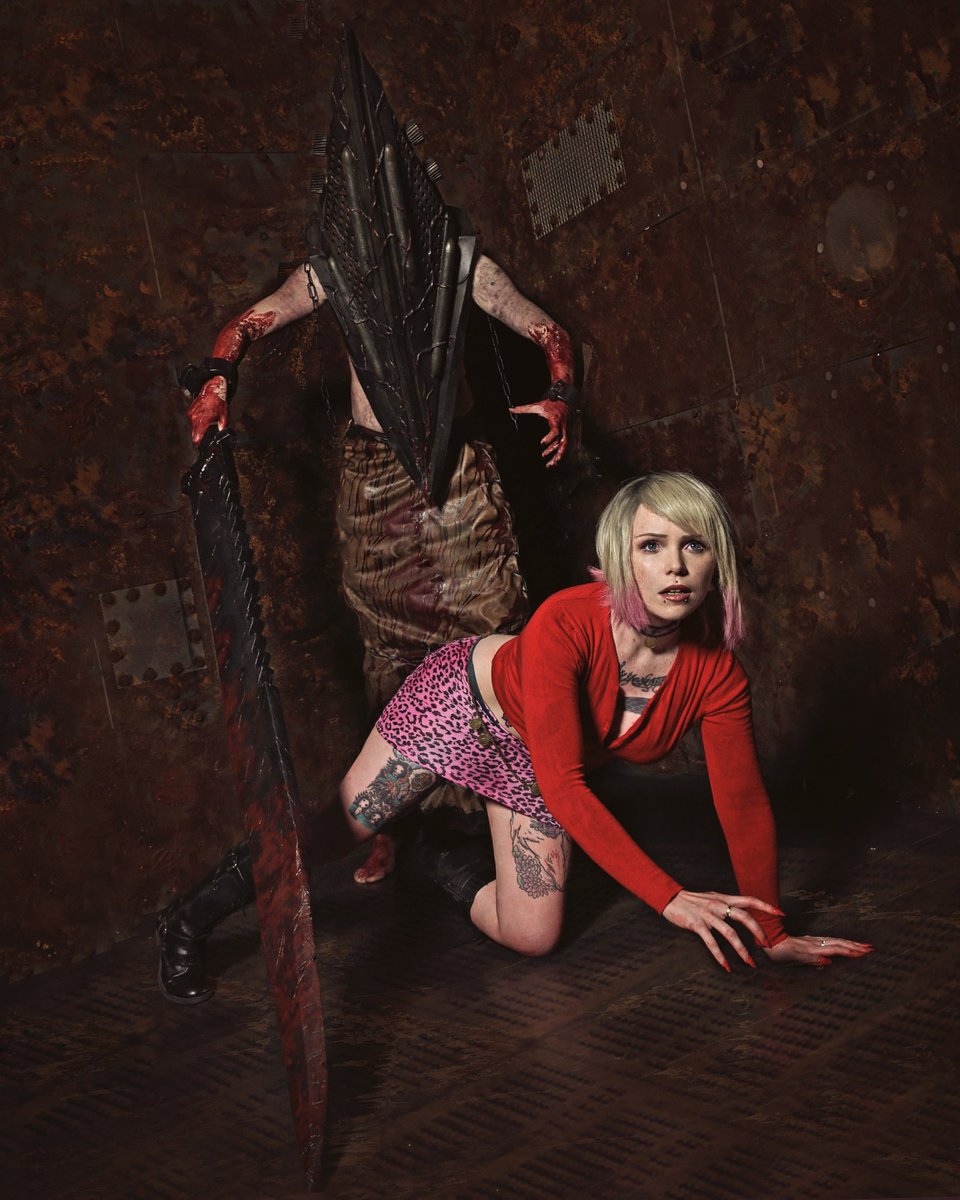 'James, help me!' Maria & Pyramid Head - Silent Hill 2 Pyramid Head by @damagedcosplays pic by @malimoria Maria & edit by me #silenthill #silenthill2 #silenthillcosplay #pyramidhead #silenthillmaria #cosplayphotography #cosplayers #cosplaying #videogamecosplay #cosplayphoto