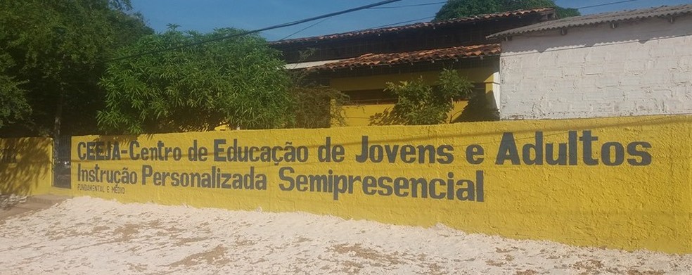 blogdosid's tweet photo. Twittaço cobra a entrega do prédio do CEEJA/Santarém, em reforma desde 2018. Com hashtag #devolvenossaescola, professores cobram das instituições responsáveis a entrega prédio. Atualmente, o CEEJA funciona nas dependências da escola Júlia Passarinho. @helderbarbalho @SeducPara https://t.co/RJKOv0imsy