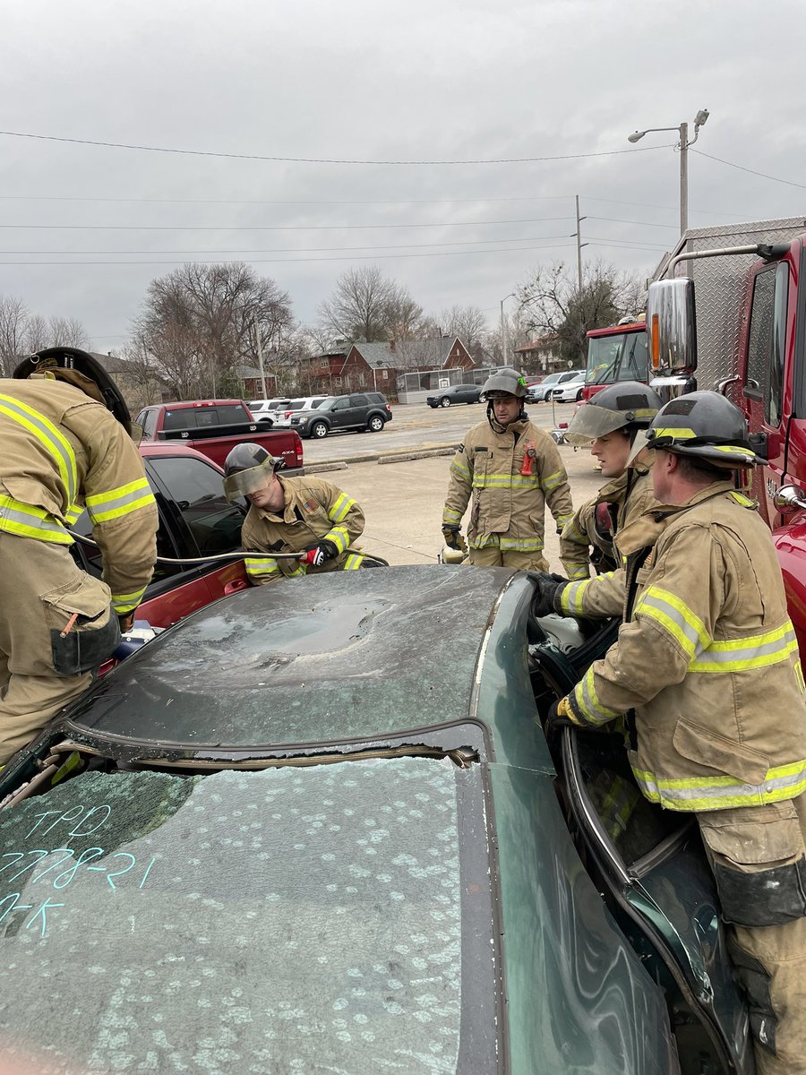 TulsaFire's tweet photo. Every Wednesday our rescue task force sets up a training scenario to sharpen their skills. Today was a vehicle extrication rescue. #TFDRescueTaskForce #rescuetraining #vehicleextrication #Tfdstation4 #tfdstation5 #trainforsuccess #ironsharpensiron 📸credit Lieutenant Frank Bresee https://t.co/uifZCr79xO