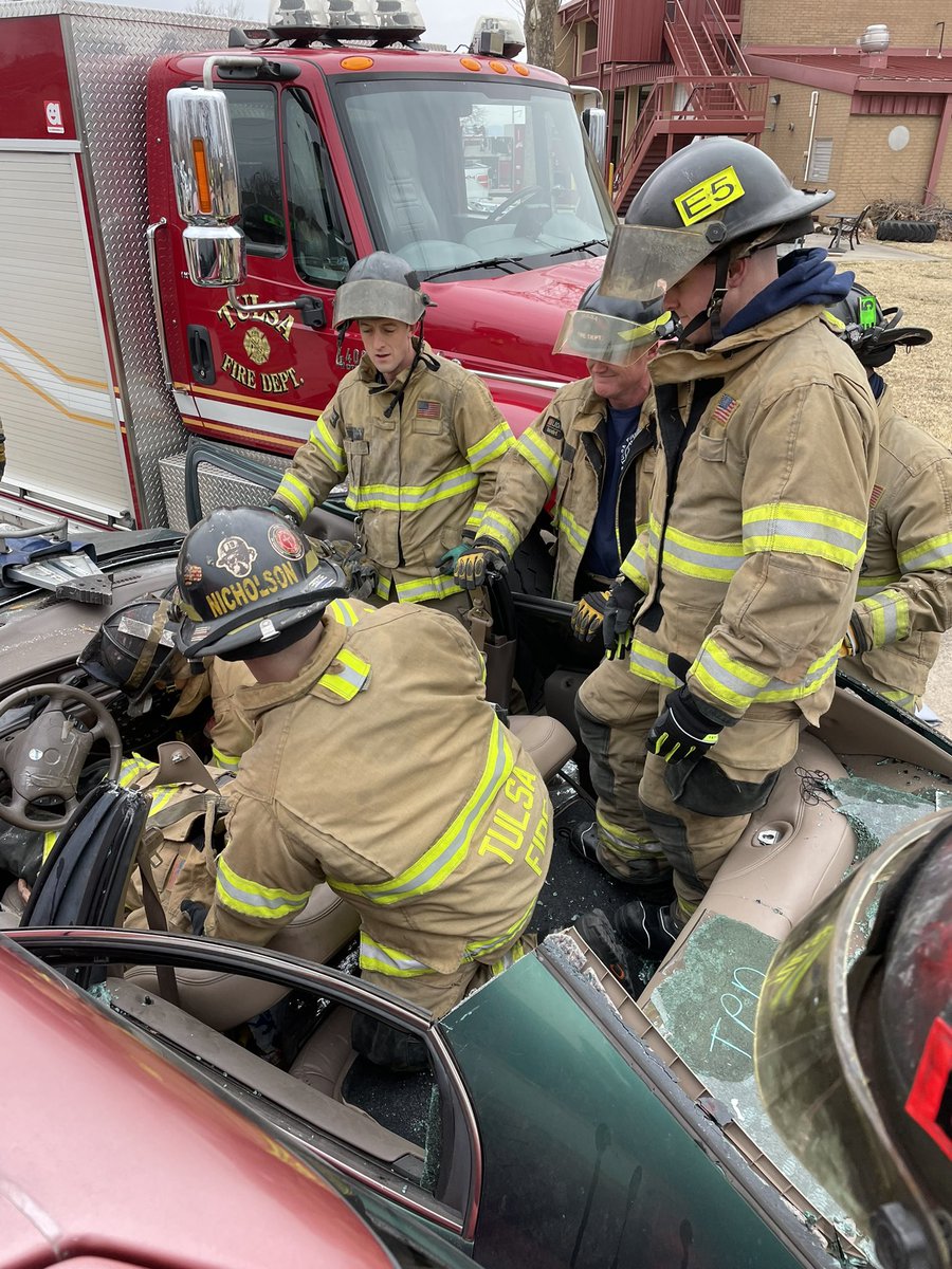 TulsaFire's tweet photo. Every Wednesday our rescue task force sets up a training scenario to sharpen their skills. Today was a vehicle extrication rescue. #TFDRescueTaskForce #rescuetraining #vehicleextrication #Tfdstation4 #tfdstation5 #trainforsuccess #ironsharpensiron 📸credit Lieutenant Frank Bresee https://t.co/uifZCr79xO