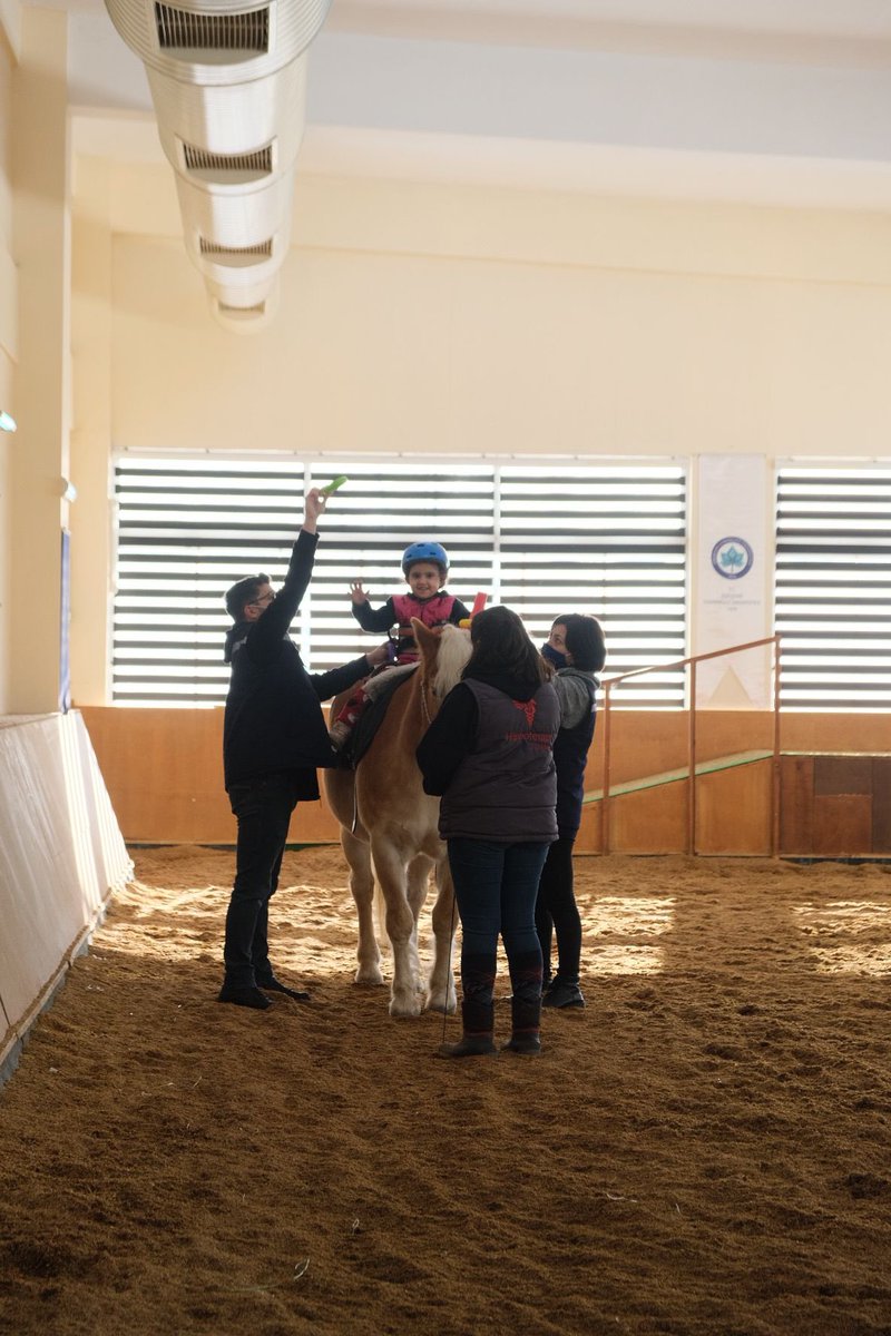 kademorgtr's tweet photo. At ile insanın kadim yoldaşlığı, artık çocukları sağlığına kavuşturuyor.😊🐎

Yönetim Kurulu Başkan Yardımcımız Sümeyye Erdoğan Bayraktar;  serebral palsi, otizm, down sendromu gibi hastalıklarla savaşan çocukların rehabilite edildiği @hippoterapi_tr’yi ziyaret etti. https://t.co/4GqOs1LEFG