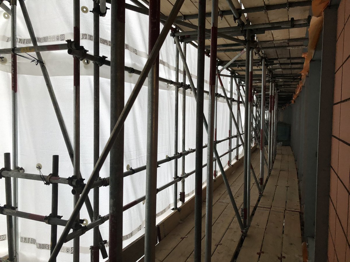 nat77splat's tweet photo. So, it’s finally happened, after months of scaffolding &amp; mind numbing drilling, #LifeBehindMonarflex has begun. 

Not a shred of daylight. 

And due to high demand for cladding materials and global supply chain issues, we are delayed INDEFINITELY. 

#BuildingSafetyCrisis https://t.co/LbTiccITjw