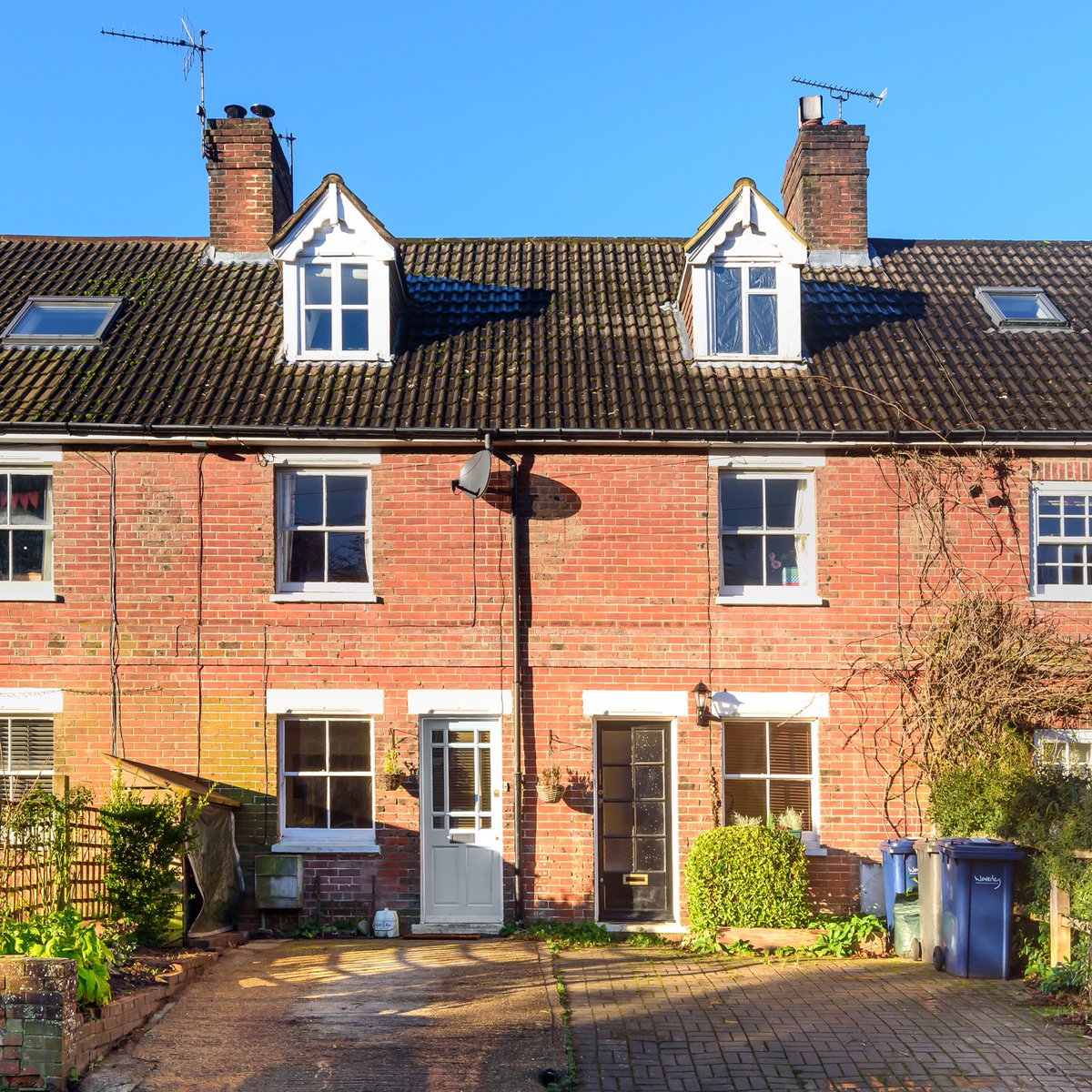 KLestateagents's tweet photo. £575,000, Haslemere 🏡
Newly renovated 4 Bedroom Terraced Victorian Cottage featuring a kitchen/breakfast room with vaulted ceiling and skylight, spacious sitting and dining rooms and a four-piece family bathroom.

Click here to find out more: https://t.co/L4lLEOp3wD
#property https://t.co/YmyprDcJY8