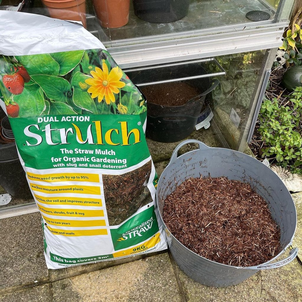 Strulchmulch's tweet photo. Repost @rosegardenservices //⠀⠀⠀⠀⠀⠀⠀⠀⠀
⠀⠀⠀⠀⠀⠀⠀⠀⠀
Mulching today using #strulch. Nice product to work with. https://t.co/Jb2XHHJ5gl https://t.co/3Bvfj8yWWM