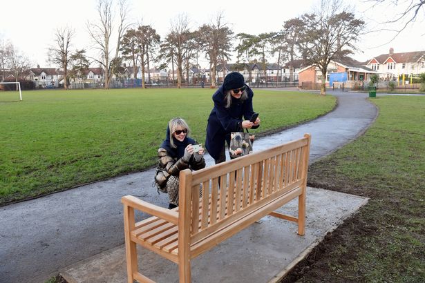 'Hope is everything' After Life benches donated by Ricky Gervais installed in Cardiff parks

bit.ly/354YUyi