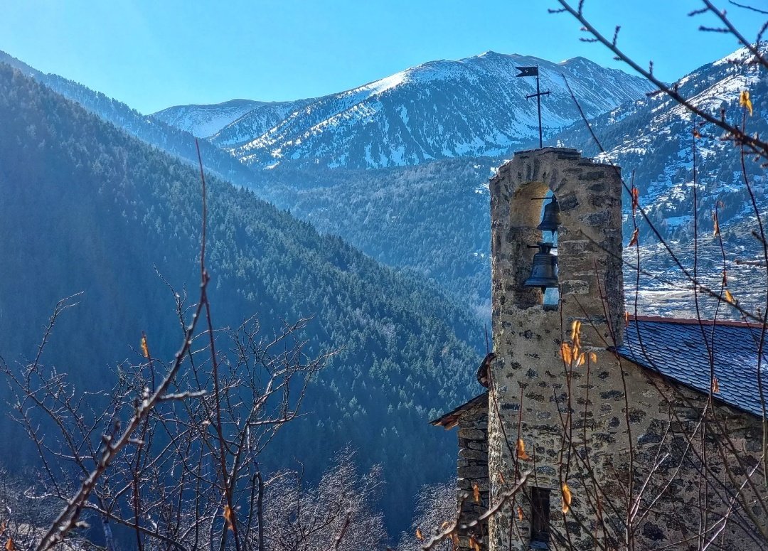 ricardrigall's tweet photo. L'església de Mentet. Al fons, la Portella de Mentet (pas cap a Ulldeter i Setcases) i el Pic de la Dona. #portelladementet #picdeladona #mentet #conflent #hivern2022 https://t.co/eSWY4jVgYf