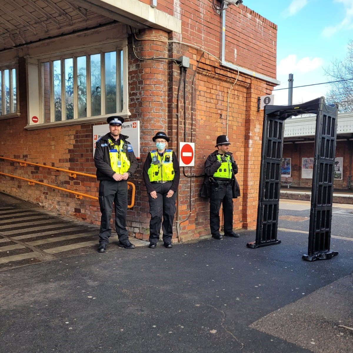 Sutton_WMP's tweet photo. Sutton Newhall and Four Oaks Neighbourhood Teams have been out working alongside @ST_Police conducting a knife arch at Sutton Coldfield train station. #BE_MakingOurCommunitiesSafer #knifearch https://t.co/2UHhsK86L3