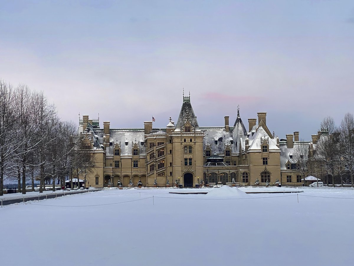 gorgeous_pix's tweet photo. "The Biltmore Estate in the snow 1-17-22 - Asheville, NC. From u/KC-Tennessee on /r/mostbeautiful #snow1 #biltmoreestate #nc #asheville #22 #17 #mostbeautiful" https://t.co/WkiTGBU7Jt